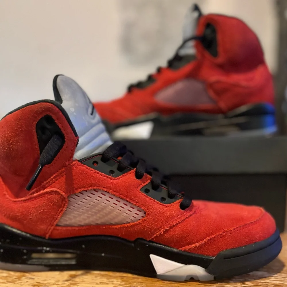 Jordan Red and Black Sneakers with Suede Upper - Picture 4 of 5